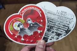 Замість валентинок: в окупованому Луганську роздавали «сталінтинки» (фото, відео)