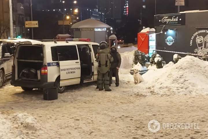 На вході в київське метро правоохоронці шукали вибухівку (фото)
