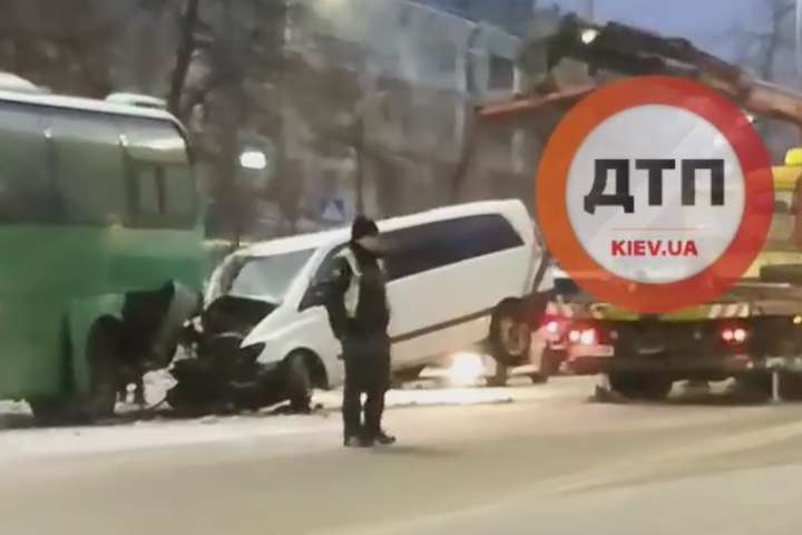 Серйозна ДТП у Києві: мікроавтобус на швидкості влетів в автобус (відео)