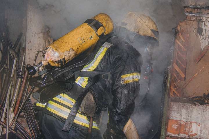 У Києві рятувальники під час гасіння пожеж у недіючих будівлях виявили два трупи