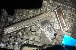 Правоохоронці виявили в автівці пістолет і набої