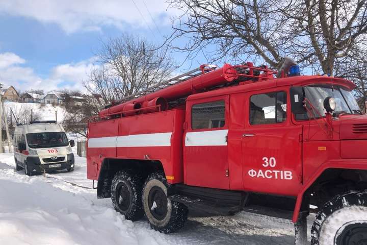 На Київщині рятувальники витягли з замету автомобіль швидкої допомоги (фото)