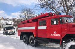 На Київщині рятувальники витягли з замету автомобіль швидкої допомоги (фото)