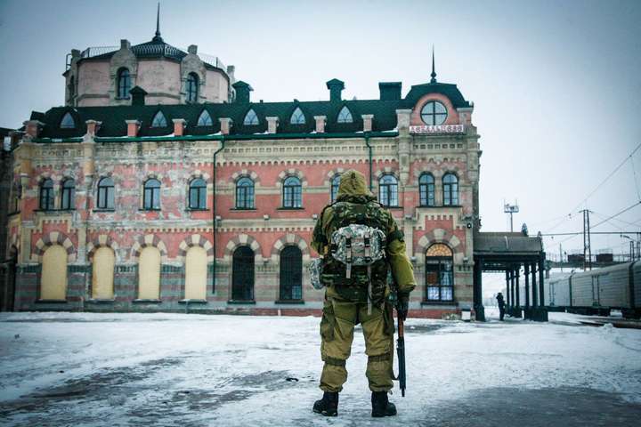 У Дебальцевому на пам’ятнику бойовикам «ДНР» зобразили українського солдата (фото)
