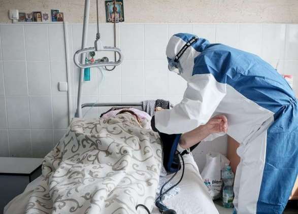 У ковід-лікарні Івано-Франківська закінчилися ліжка. Пацієнти лежать у коридорах