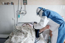 В ковид-больнице Ивано-Франковска закончились кровати. Пациенты лежат в коридорах