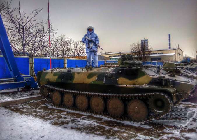 Бойовики на Донбасі ховають танки у промзонах 
