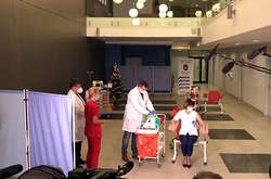 Тим часом у Польщі вже вакцинувалося майже 1,5 млн людей, а перші вакцини отримали медики ще у грудні 2020 року