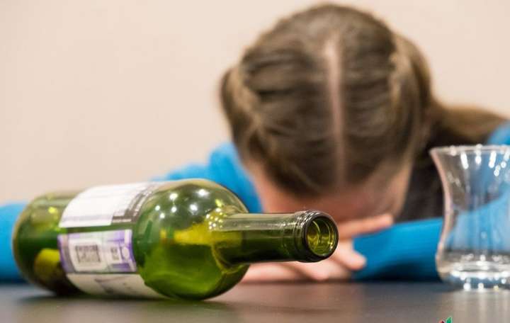 Мешканець Чернігова пригощав 12-річну дівчинку алкоголем. Дитина в реанімації