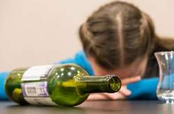 Дорослий чоловік так пригощав дівчинку аж та знепритомніла