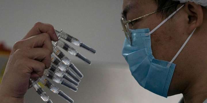 В Китаї аферист продавав за кордон мінералку, як антиковідну вакцину