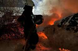 Внаслідок пожежі пошкоджено передню частину автомобіля та салон