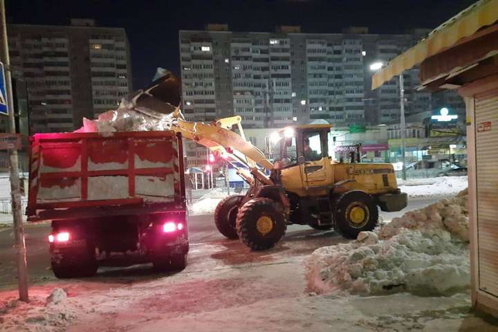 За добу з Києва дорожники вивезли понад 13,5 тис. тонн снігу (фото)