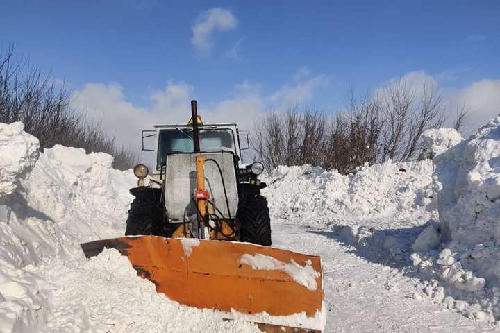 Снігопади в Україні: де ще обмежено рух транспорту
