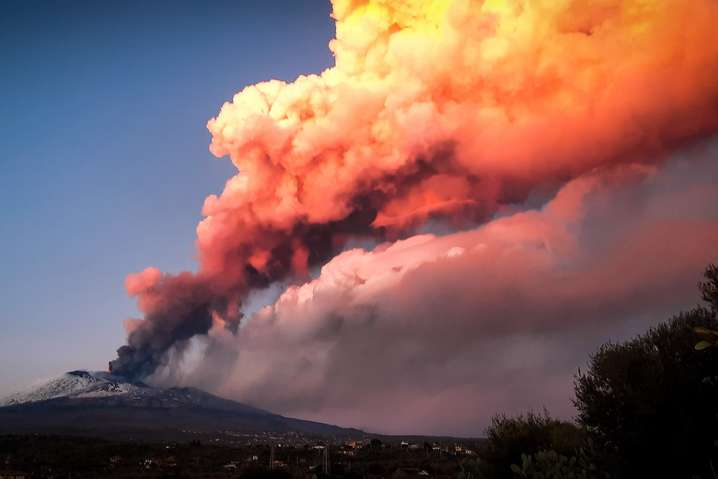 На Сицилии началось извержение крупнейшего действующего вулкана Европы