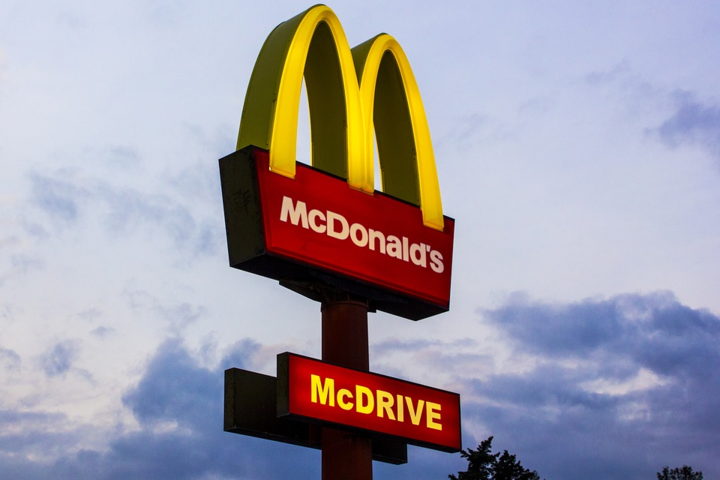 «МакДональдз» объявил ребрендинг: что изменится в сети ресторанов фаст-фуда