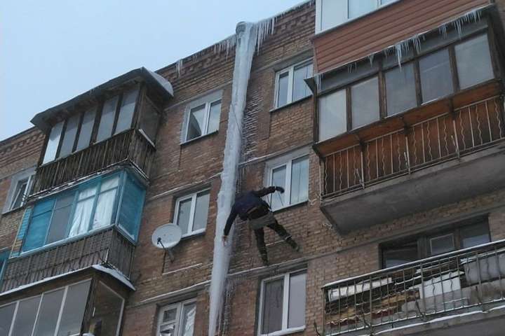 У Києві альпіністи збивають крижані глиби з дахів будівель (фото)