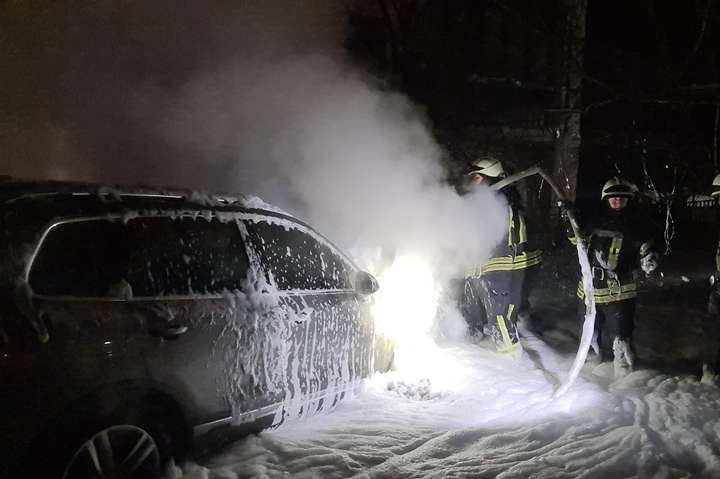 У Києві невідомі підпалили автомобіль активіста (фото)