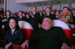 Жена Ким Чен Ына впервые за год появилася на публике (фото)