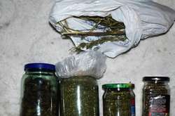 У автомобілі вінничанина поліцейські виявили кілька банок марихуани