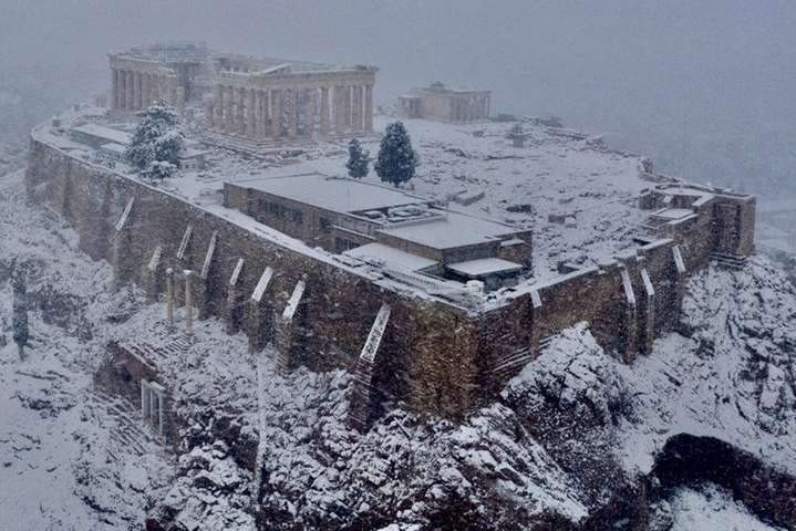 Греция пострадала от рекордного снегопада (видео)