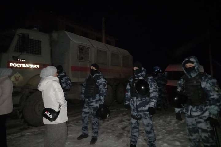 Нічні затримання кримських татар: «суди» заарештували шістьох чоловіків