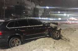 «Снігова» ДТП у Києві: водій BMW розбив автівку, влетівши в замет (фото)