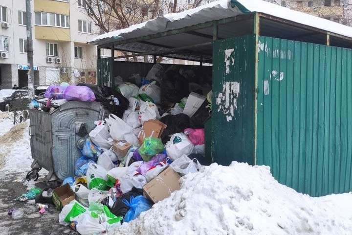 Київ тоне у смітті. Названа причина затримок із вивезенням відходів (фото, відео)