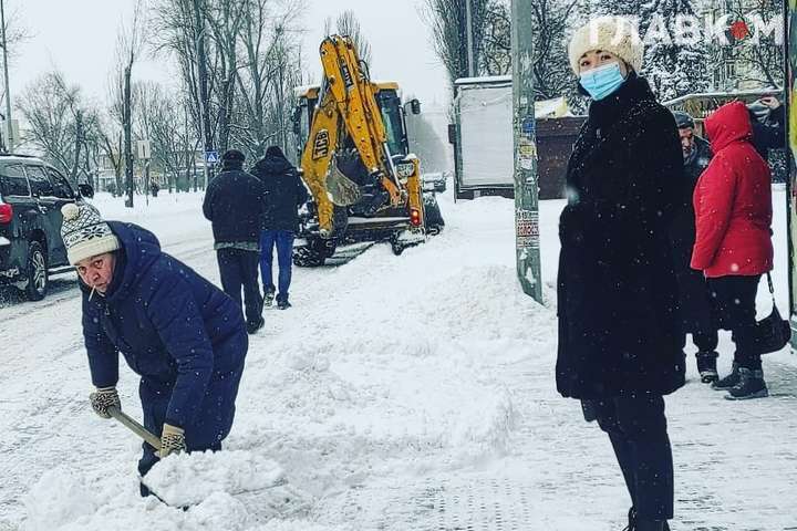 Снігоприбирання в Києві далеке від ідеального. Інспектори виписали чергову порцію штрафів