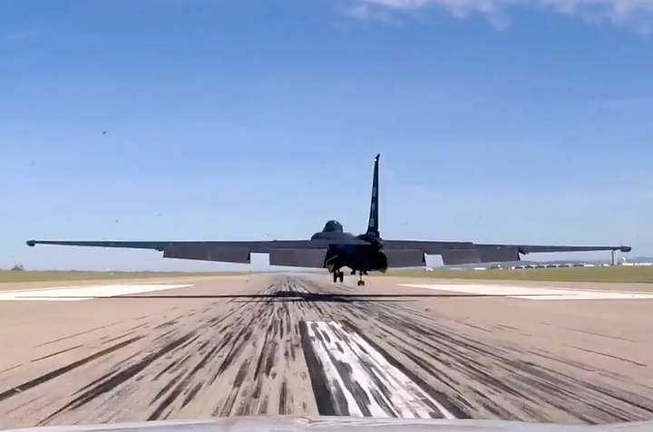 Як виглядає екстремальна посадка новітнього літака-розвідника U-2 (відео)