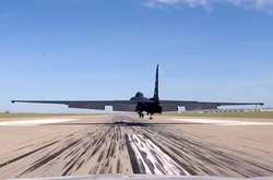 Як виглядає екстремальна посадка новітнього літака-розвідника U-2 (відео)
