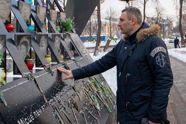 Кличко вшанував пам'ять Героїв Небесної сотні (фото)