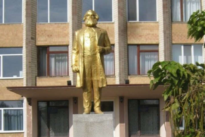 Бувай Карл Маркс: одеська ОДА вимагає демонтувати два пам'ятника в Болградському районі