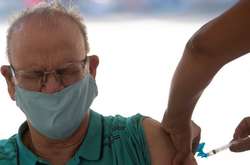 Українців похилого віку вакцинуватимуть на першому етапі