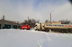 За допомогою спецтехніки вантажівку було відбуксовано на розчищену ділянку дороги