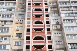 Дівчина впала з загального балкона на 16 поверсі