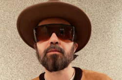 Сергей Бабкин впервые после операции на глазах снял очки (фото)