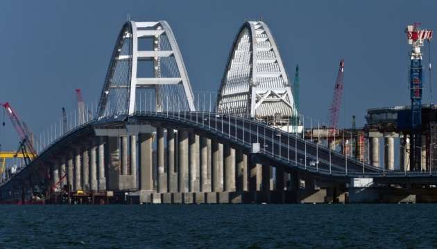 Оккупанты впервые перекрыли крымский мост. Спасают от обвала
