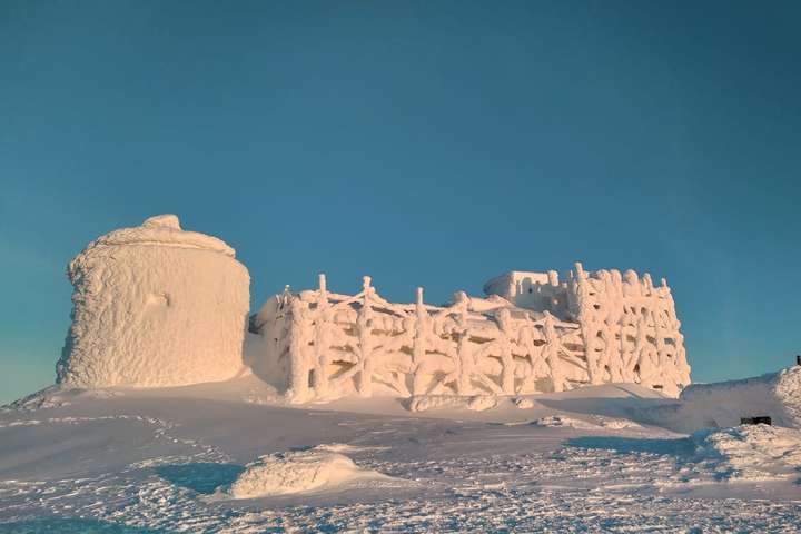 Знаменита обсерваторія на горі Піп-Іван перетворилася на снігову фортецю (фото)