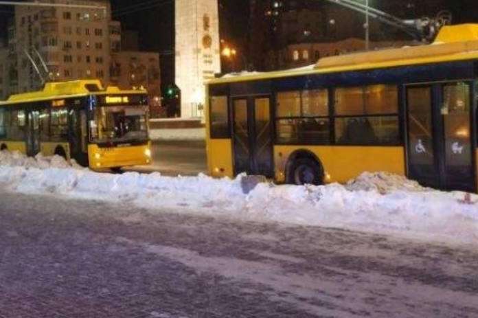 У Києві автобус протаранив маршрутку і заблокував рух тролейбусів (фото)