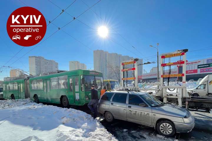 «Герой парковки» заблокував рух тролейбусів у Києві (фото)