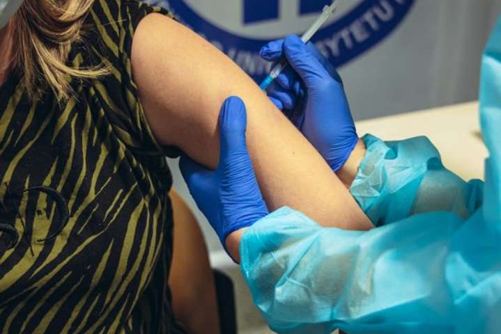 Украинцы смогут получить прививку от Covid-19 в Польше: названо условие