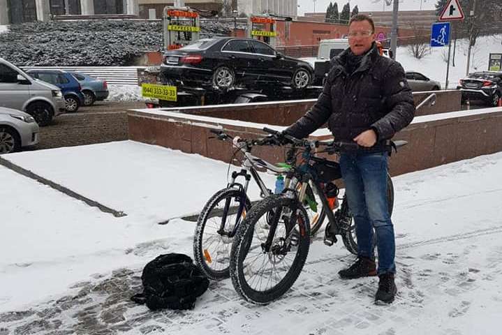 Біля офісу НАБУ у дипломата з Нідерландів вкрали велосипед 