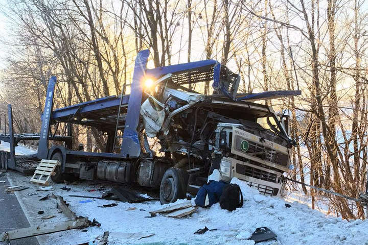 Зім'яло наче бляшанки: на Тернопільщині зіткнулися дві вантажівки