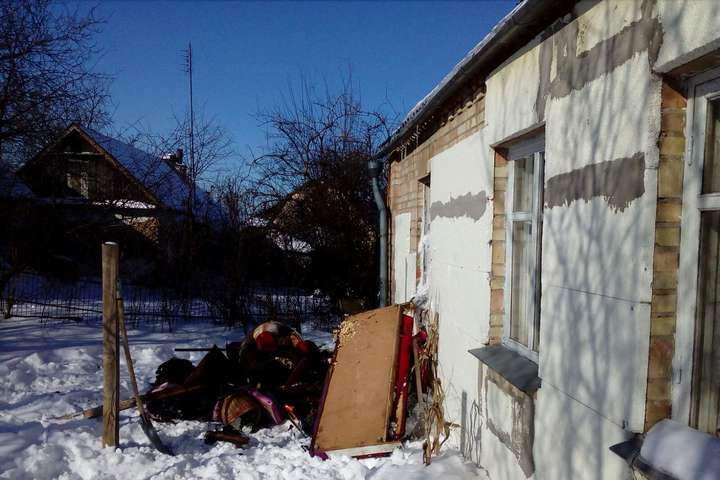 Під Києвом із палаючого будинку врятовано маму з двома дітьми (фото)