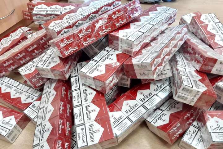 Митники виявили в міжнародній посилці 500 пачок цигарок замість книг (фото)