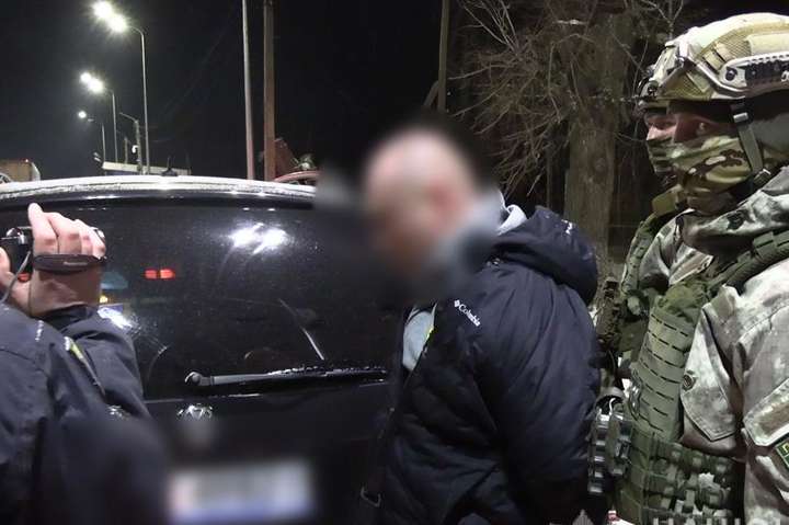 На Вінниччині поліцейські зупинили автомобіль із зброєю та наркотиками