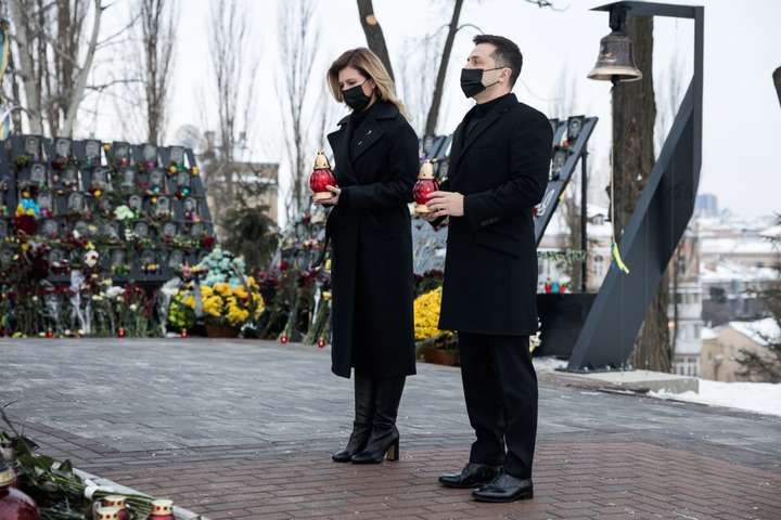 Президент Зеленський з дружиною вшанував подвиг Героїв Небесної Сотні