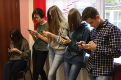 Сім’я, а не смартфон, має навчати дитину спілкуватися