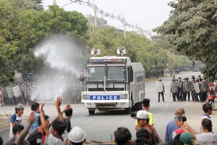 Протести у М'янмі: у відповідь на стрільбу з рогаток поліція застосувала зброю